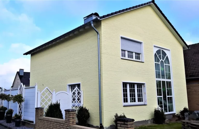 Hausfassade nach der Renovierung in gelbem Anstrich - Bio Malermeister Vogel