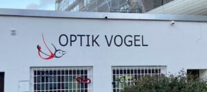 Firmenlogo Wand - Malermeister Vogel malt in Mannheim ein Logo an die Hauswand